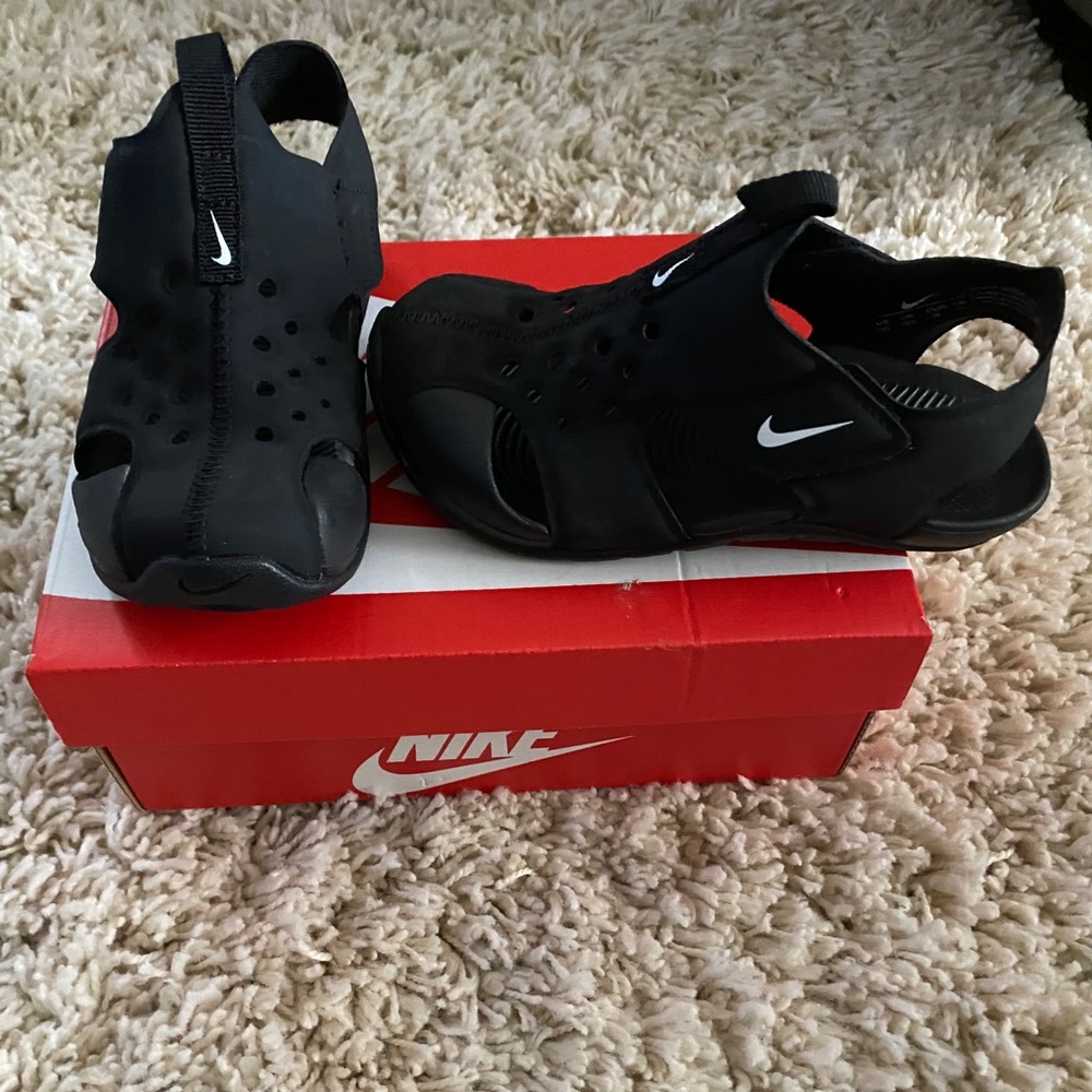 Boys Nike sandals size 11c